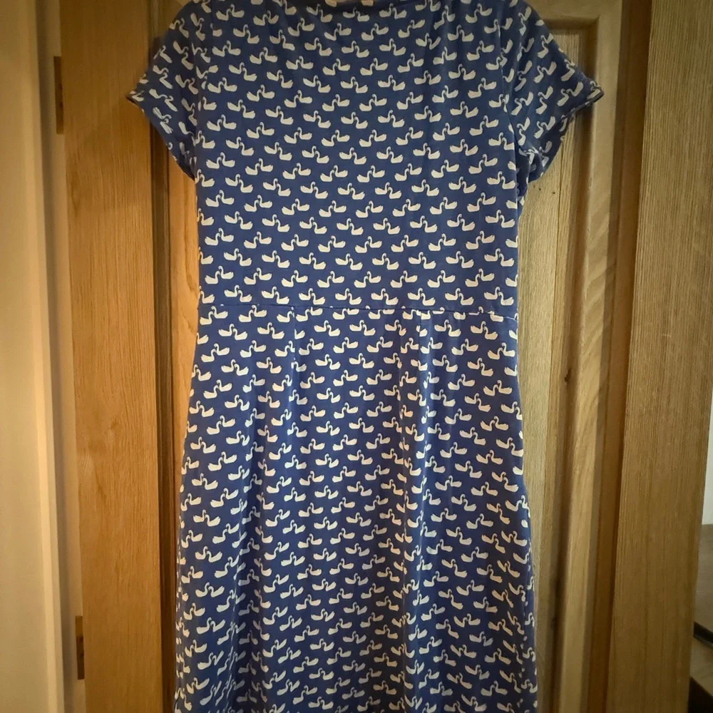 Mini Boden Dress Short Sleeve Blue with White Swan Print - Picture 4 of 5